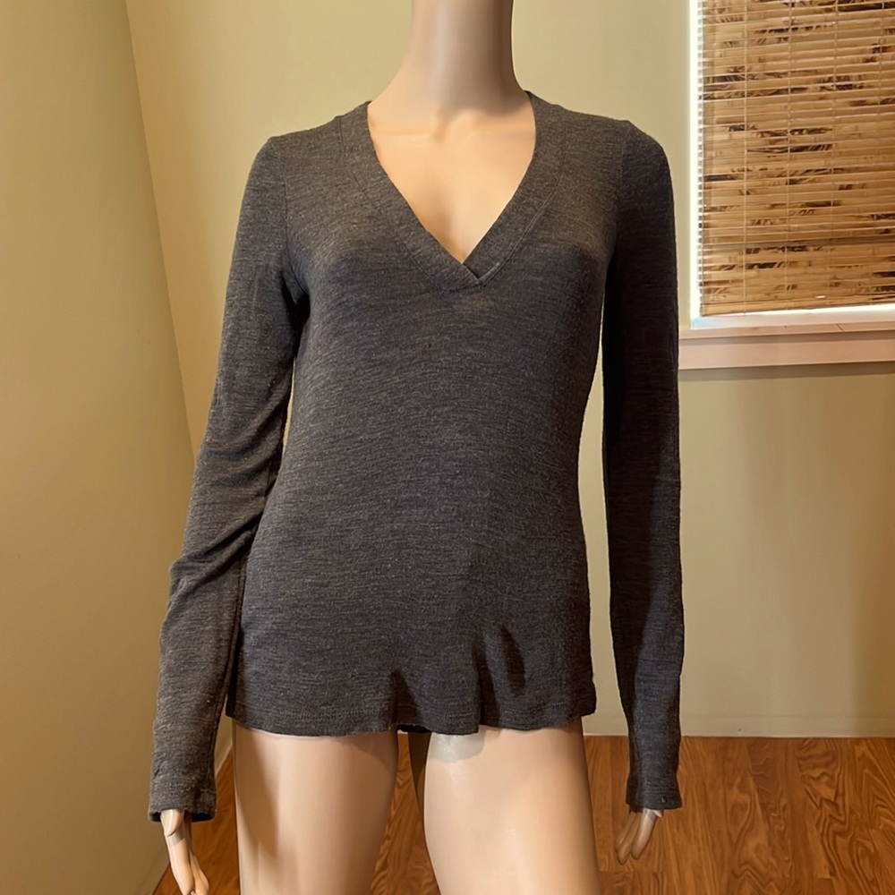 Vince Gray Long Sleeve Sweater 100% Wool V-neck Size M